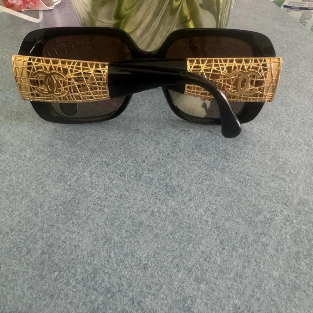 Unisex Chanel polarized Black and Gold square Sunglasses - Picture 4 of 4